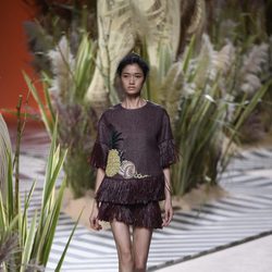 Vestido marrón corto con flecos en la parte inferior y dibujos de Jorge Vázquez colección primavera/verano 2017 en la Madrid Fashion Week