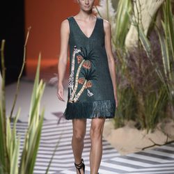 Vestido verde con flecos en la parte inferior y con dibujos de Jorge Vázquez colección primavera/verano 2017 en la Madrid Fashion Week