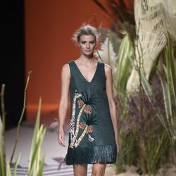 Vestido verde con flecos en la parte inferior y con dibujos de Jorge Vázquez colección primavera/verano 2017 en la Madrid Fashion Week