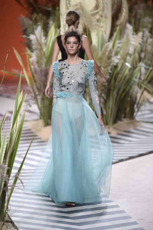 Vestido transparente y voluminoso en la parte inferior de Jorge Vázquez colección primavera/verano 2017 en la Madrid Fashion Week