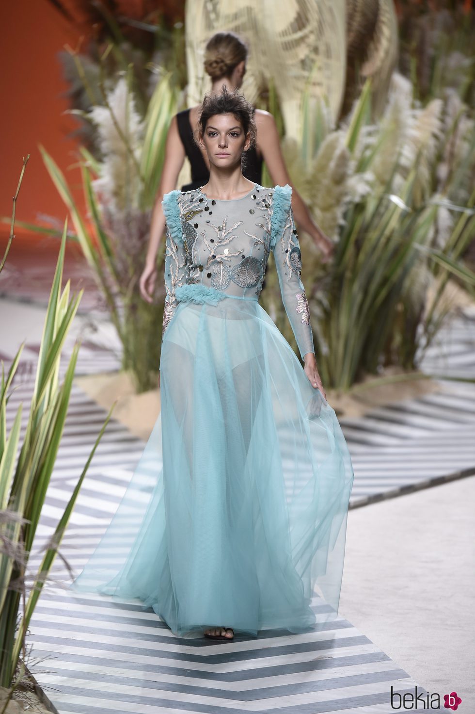 Vestido transparente y voluminoso en la parte inferior de Jorge Vázquez colección primavera/verano 2017 en la Madrid Fashion Week