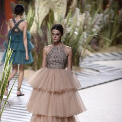 Vestido acabado en tul y con volantes en la parte inferior de Jorge Vázquez colección primavera/verano 2017 en la Madrid Fashion Week