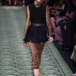 Vestido en negro y extremidades en mosaico de terciopelo durante el desfile de Burberry en la Fashion Week de Londres