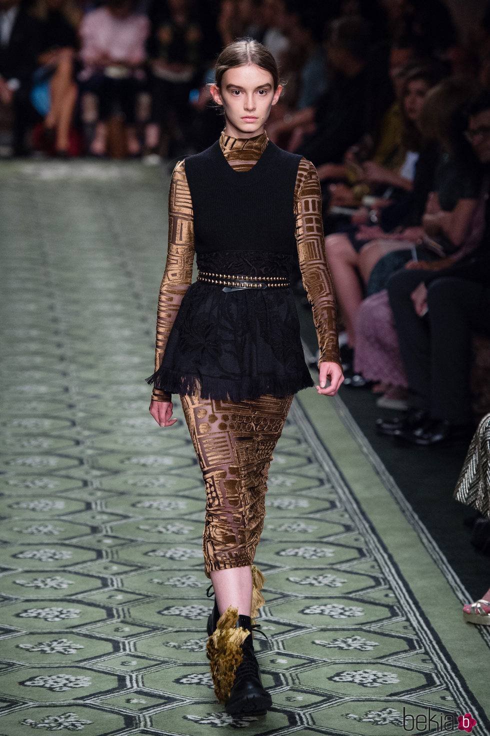 Vestido en negro y extremidades en mosaico de terciopelo durante el desfile de Burberry en la Fashion Week de Londres