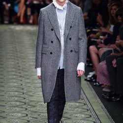 Abrigo 'british' en gris durante el desfile de Burberry en la Fashion Week de Londres