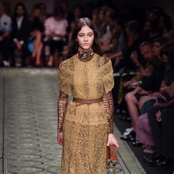 Burberry desvela su colección primavera/verano 2017 en la Fashion Week de Londres