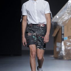 Conjunto pantalón corto estampado y camisa blanca de Euphemio Fernández en el Samsung Ego
