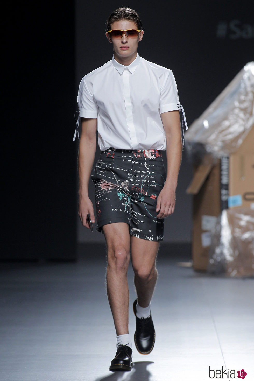 Conjunto pantalón corto estampado y camisa blanca de Euphemio Fernández en el Samsung Ego