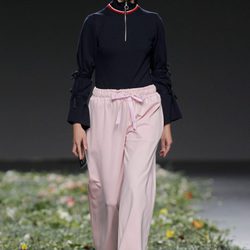Pantalón rosa de talle alto y un jersey negro con bordados de Elena Rial en el Samsung Ego
