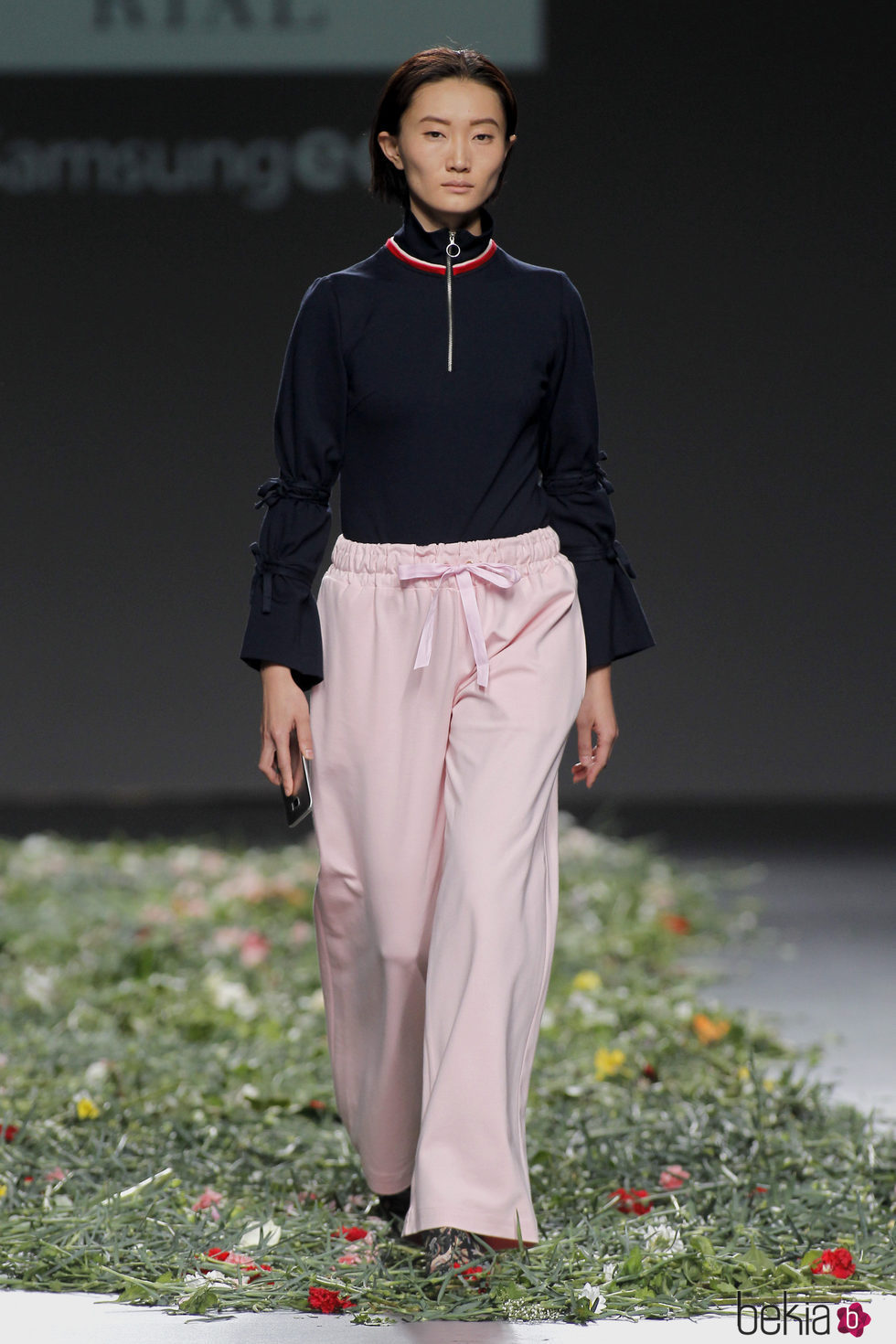 Pantalón rosa de talle alto y un jersey negro con bordados de Elena Rial en el Samsung Ego
