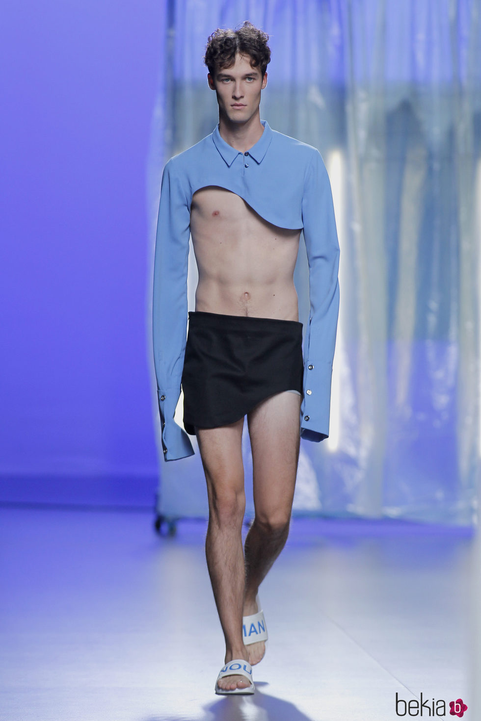 Pantalón y camisa asimétrica en tonos pasteles de Nouman en el Samsung Ego