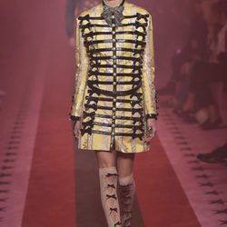 Chaqueta amarilla de Gucci primavera/verano 2017 en la Milán Fashion Week