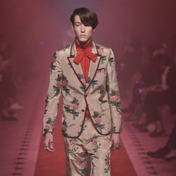 Traje de estampado floral de Gucci primavera/verano 2017 en la Milán Fashion Week