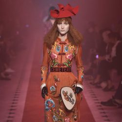 Vestido naranja con flores de Gucci primavera/verano 2017 en la Milán Fashion Week