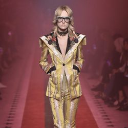 Traje dorado de Gucci primavera/verano 2017 en la Milán Fashion Week