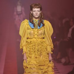 Vestido amarillo de Gucci primavera/verano 2017 en la Milán Fashion Week