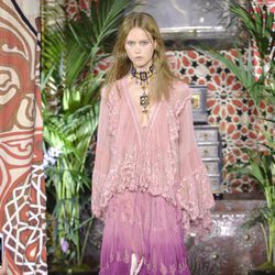 Vestido rosa de Roberto Cavalli primavera/verano 2017 en la Milán Fashion Week