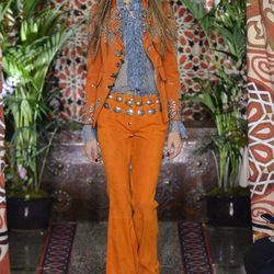 Traje naranja de Roberto Cavalli primavera/verano 2017 en la Milán Fashion Week