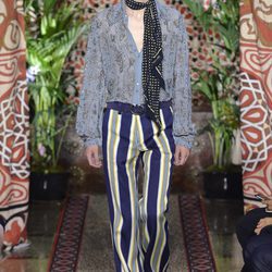 Pantalones a rayas de Roberto Cavalli primavera/verano 2017 en la Milán Fashion Week