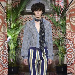 Pantalones a rayas de Roberto Cavalli primavera/verano 2017 en la Milán Fashion Week