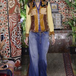 Jeans de campana de Roberto Cavalli primavera/verano 2017 en la Milán Fashion Week