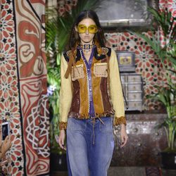 Jeans de campana de Roberto Cavalli primavera/verano 2017 en la Milán Fashion Week