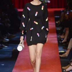 Vestido estampado con pastillas de Moschino primavera/verano 2017 en la Milán Fashion Week