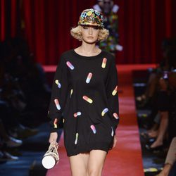 Vestido estampado con pastillas de Moschino primavera/verano 2017 en la Milán Fashion Week