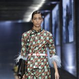 Traje estampado a cuadros con plumas de Prada colección primavera/verano 2017 en Milán Fashion Week