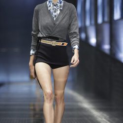 Short retro con blusa y chaqueta de punto de Prada colección primavera/verano 2017 en Milán Fashion Week