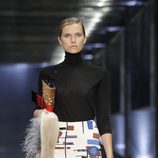 Jersey negro cuello cisne con short retro estampado de Prada colección primavera/verano 2017 en Milán Fashion Week