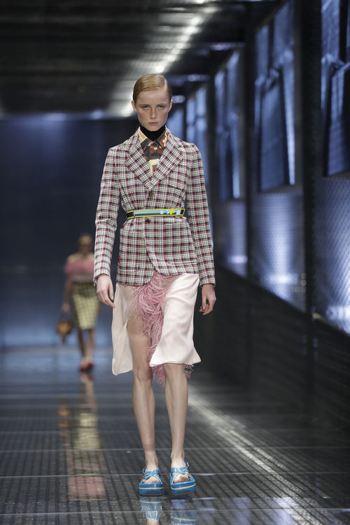 Chaquetón de cuadros y falda de Prada colección primavera/verano 2017 en Milán Fashion Week