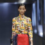 Blusa estampada y falda roja con plumas de Prada colección primavera-verano 2017 para Milán Fashion Week