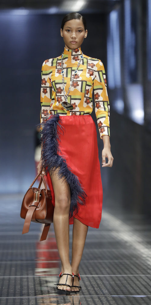 Blusa estampada y falda roja con plumas de Prada colección primavera-verano 2017 para Milán Fashion Week