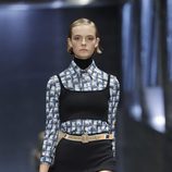 Camisa estampada y short retro con top superpuesto de Prada colección primavera-verano 2017 para Milán Fashion Week