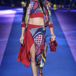 Adriana Lima desfilando con un total look asimétrico de Versace primavera/verano 2017 en la Milán Fashion Week