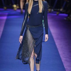 Falda azul de corte asimétrico de Versace primavera/verano 2017 en la Milán Fashion Week