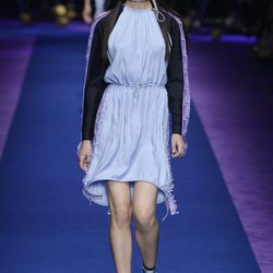 Vestido azul celeste de Versace primavera/verano 2017 en la Milán Fashion Week