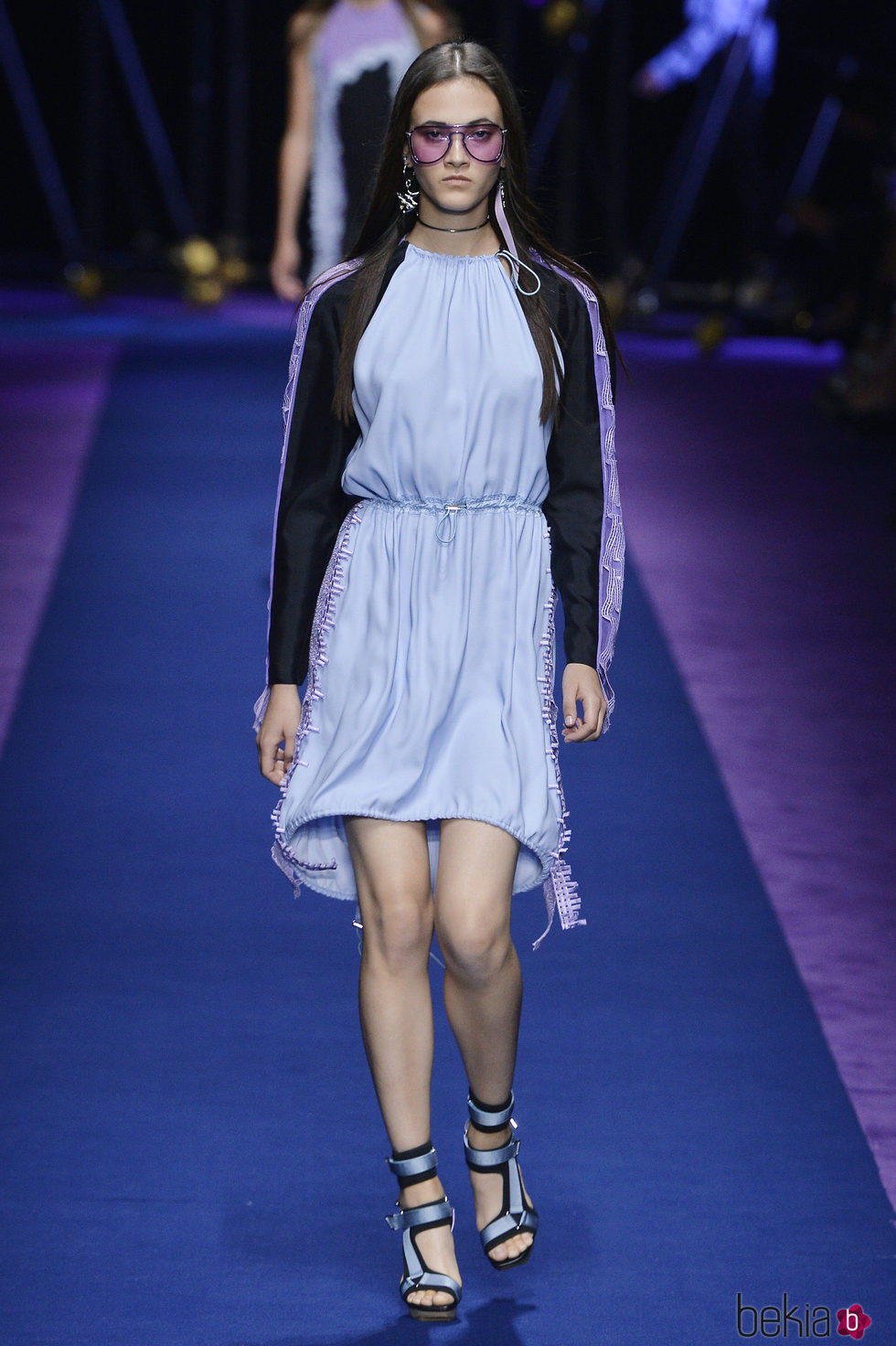 Vestido azul celeste de Versace primavera/verano 2017 en la Milán Fashion Week