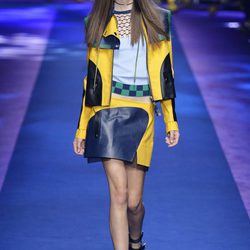 Total look de cuero amarillo de Versace primavera/verano 2017 en la Milán Fashion Week