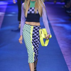 Falda y top de estampado geométrico de Versace primavera/verano 2017 en la Milán Fashion Week