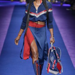 Naomi Campbell desfilando con la colección primavera/verano 2017 de Versace en la Milán Fashion Week