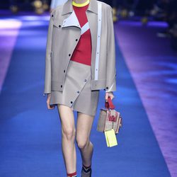 Chaqueta y falda de Versace primavera/verano 2017 en la Milán Fashion Week