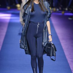 Irina Shayk con un total look azul de Versace primavera/verano 2017 en la Milán Fashion Week