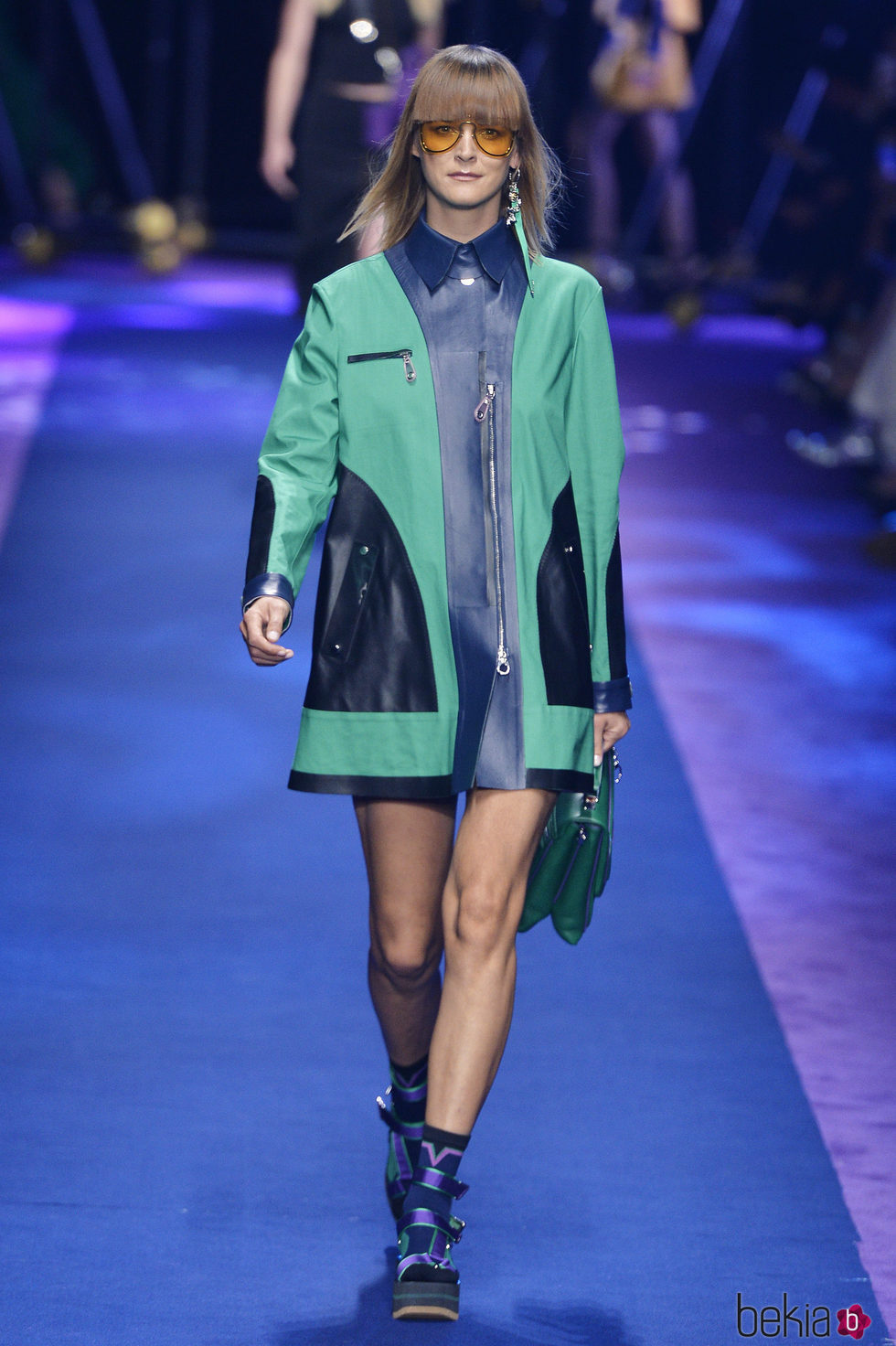 Abrigo en color aguamarina de Versace primavera/verano 2017 en la Milán Fashion Week