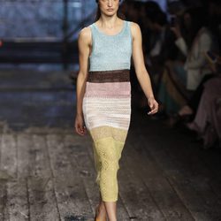 Vestido largo de punto de Missoni en colores claros colección primavera/verano 2017 en Milán Fashion Week