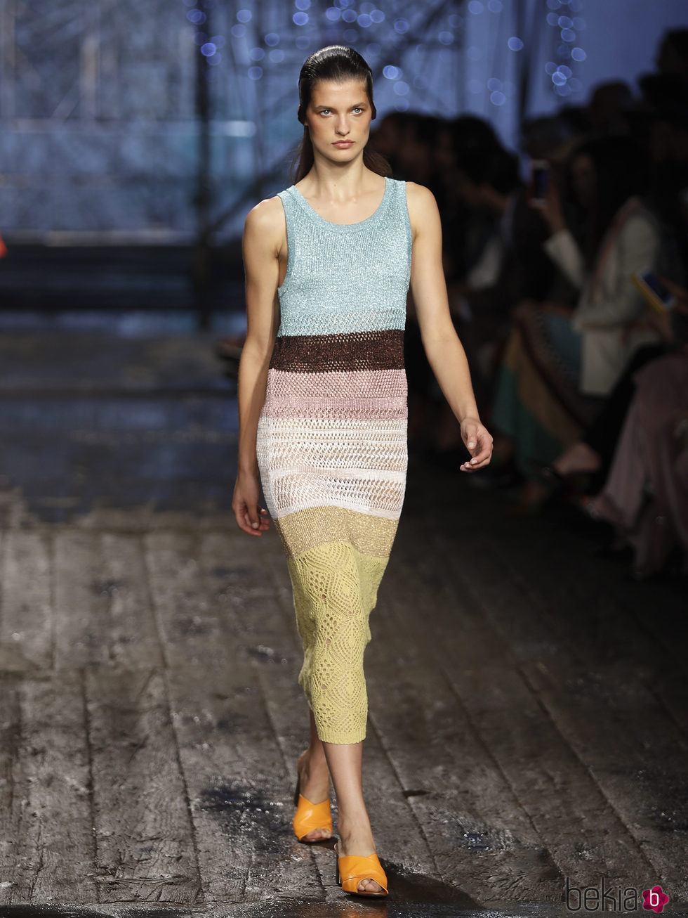 Vestido largo de punto de Missoni en colores claros colección primavera/verano 2017 en Milán Fashion Week