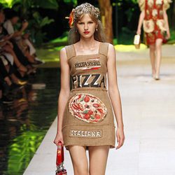Vestido estampado de pizza de Dolce & Gabbana primavera/verano 2017 en la Milán Fashion Week