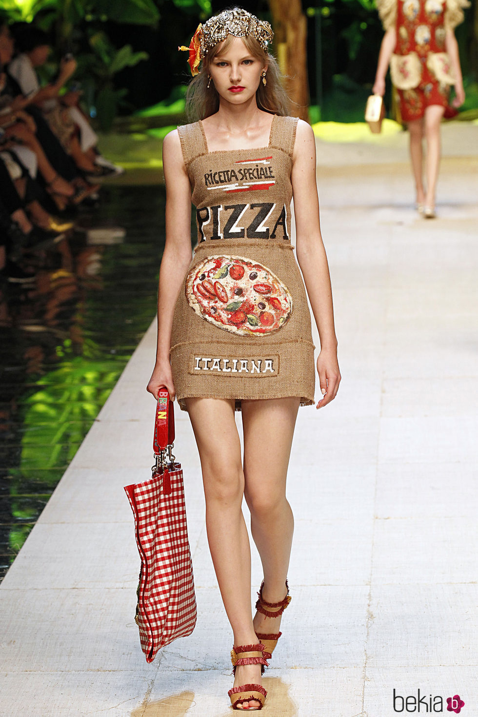 Vestido estampado de pizza de Dolce & Gabbana primavera/verano 2017 en la Milán Fashion Week