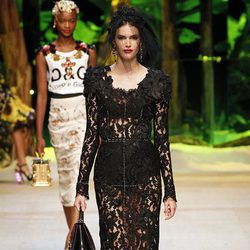 Vestido de encaje negro de Dolce & Gabanna primavera/verano 2017 en la Milán Fashion Week